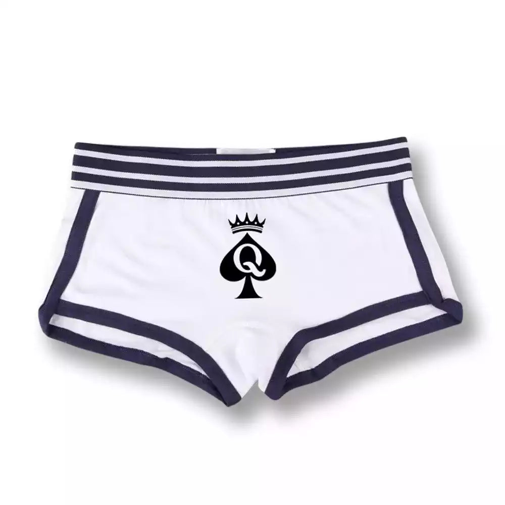 Vue à plat du mini short blanc orné du logo Queen of Spades (QOS) avec bande élastique rayée, un short confortable parfait pour votre sissification sur sissyshop.