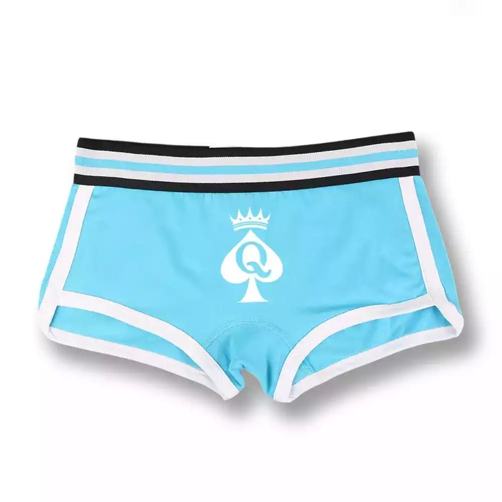 Modèle bleu ciel lumineux avec liserés blancs et imprimé QOS, un mini short féminin et décontracté à retrouver sur sissyshop.