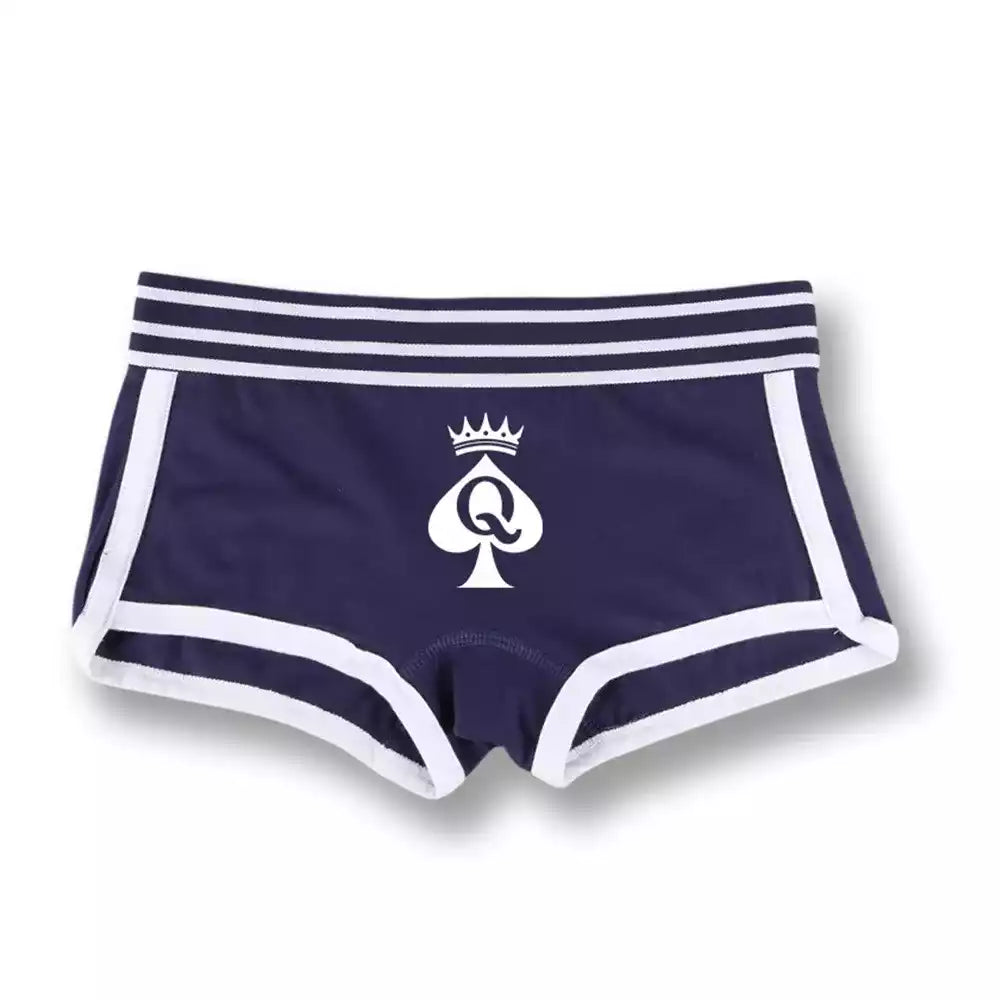 Aperçu de face du short bleu marine orné du pique QOS blanc, un mini short indispensable pour enrichir votre garde-robe sissy sur sissyshop.