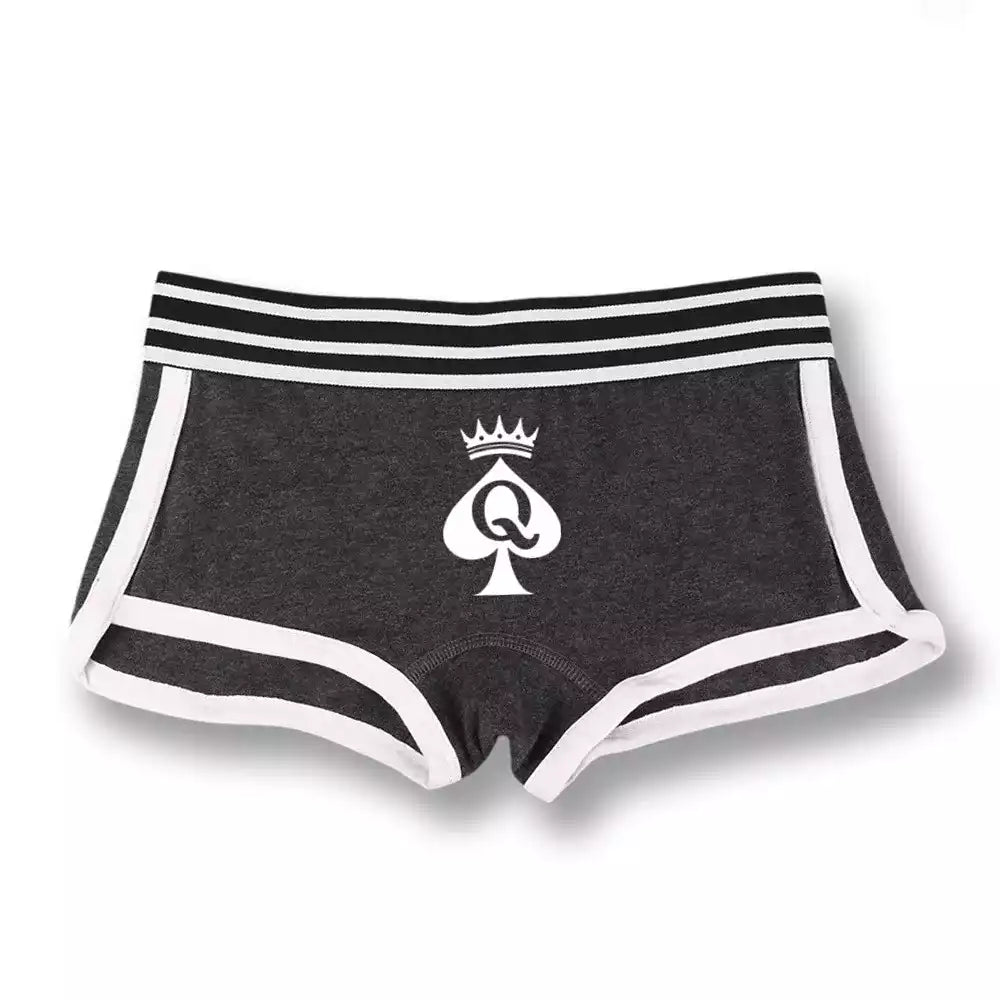 Modèle gris anthracite de ce mini short sportif avec liserés blancs et symbole QOS couronné, idéal pour une féminisation tout en confort sur la boutique sissyshop.