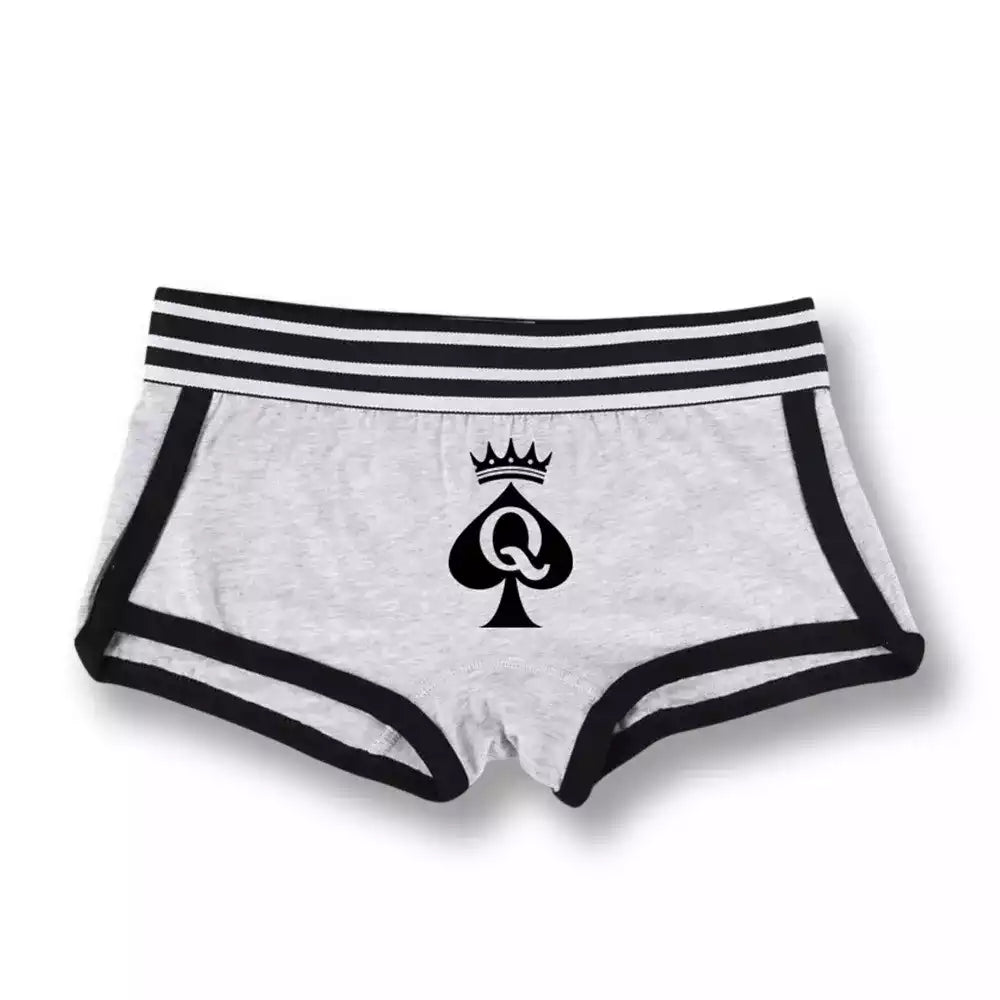 Présentation du mini short en coton gris chiné avec bordures noires et logo Queen of Spades, un short doux pensé pour votre féminisation au quotidien sur sissyshop.