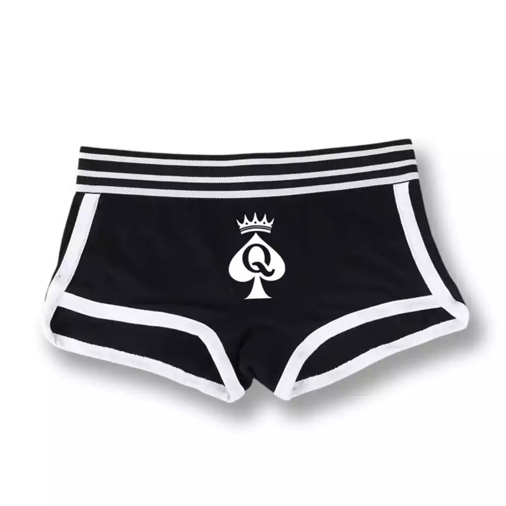 Déclinaison noire classique de ce mini short avec taille élastique et finitions contrastées, parfait pour affirmer le style qos lors de vos moments sissification sur sissyshop.
