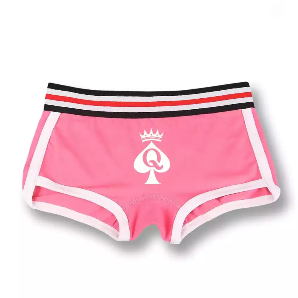 Vue de face du mini short rose bonbon orné du motif pique couronné, le short girly incontournable pour vos séances sissification sur la boutique sissyshop.