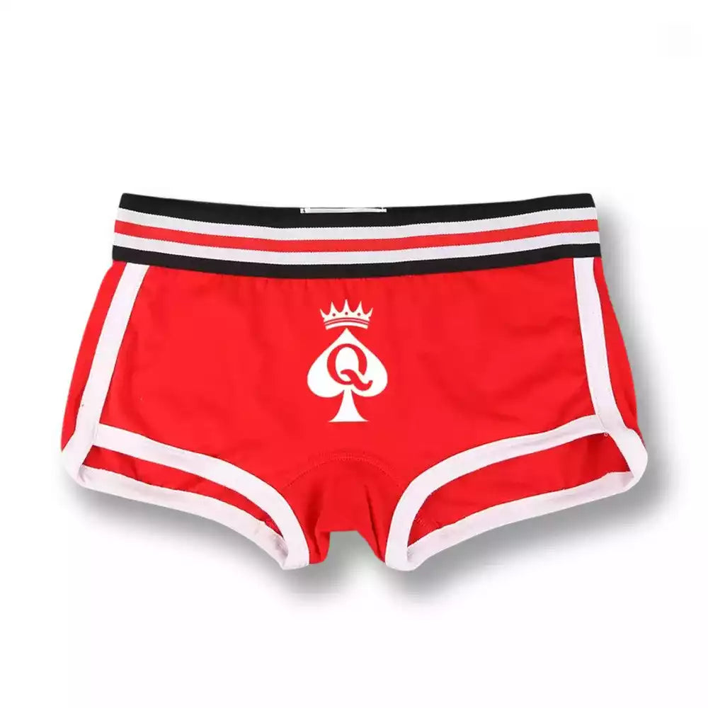 Short rouge vif avec finitions blanches et logo QOS central, une pièce audacieuse et sensuelle idéale pour votre féminisation sissyshop.