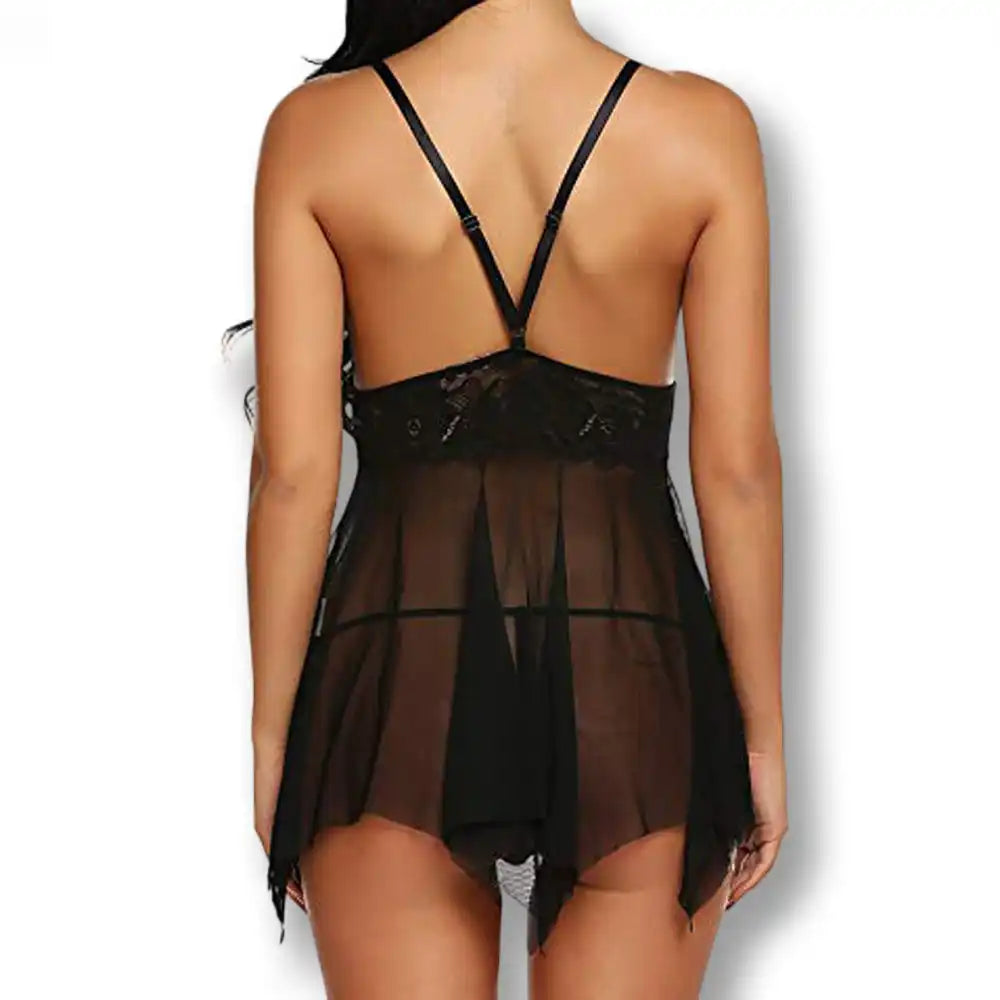 Vue arrière de la nuisette babydoll noire en dentelle avec bretelles croisées, accessoire de lingerie séduisant pour Le Sissyshop.
