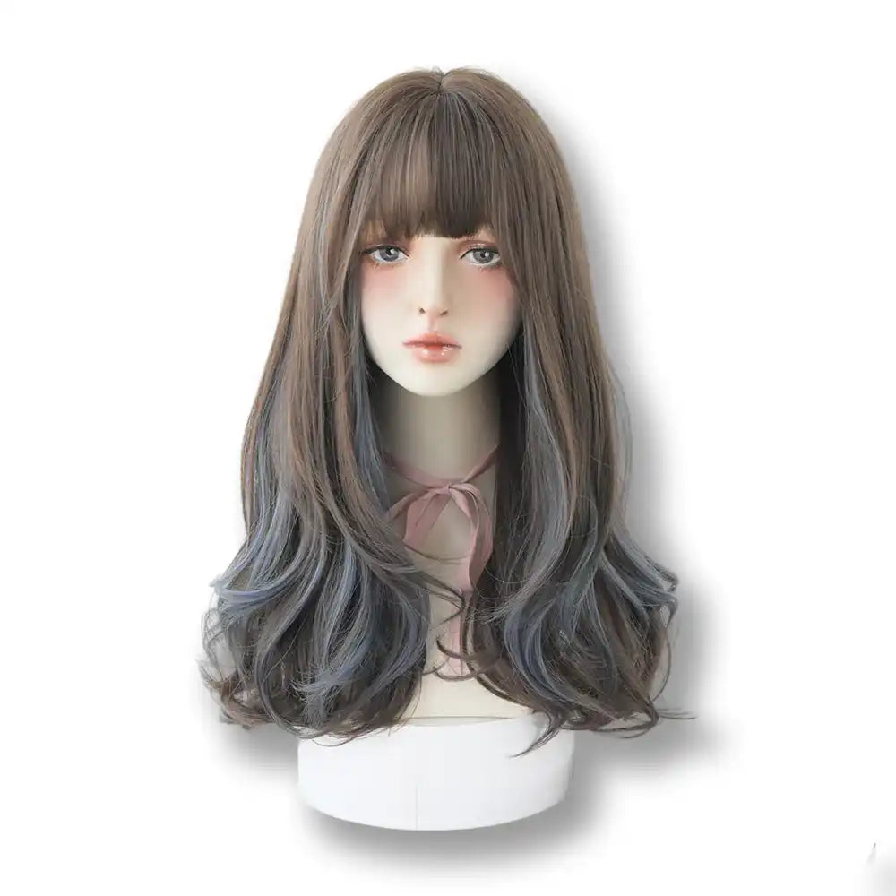 Vue de face de la perruque longue ondulée avec reflets bleus, une pièce phare parmi les perruques femme de sissyshop pour parfaire son style sissy.