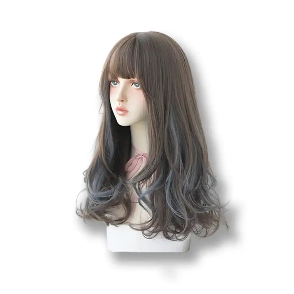 Vue de profil de la perruque longue ondulée avec reflets bleus sur mannequin, une perruque sissy dotée d'une frange droite idéale pour une sissification réussie.