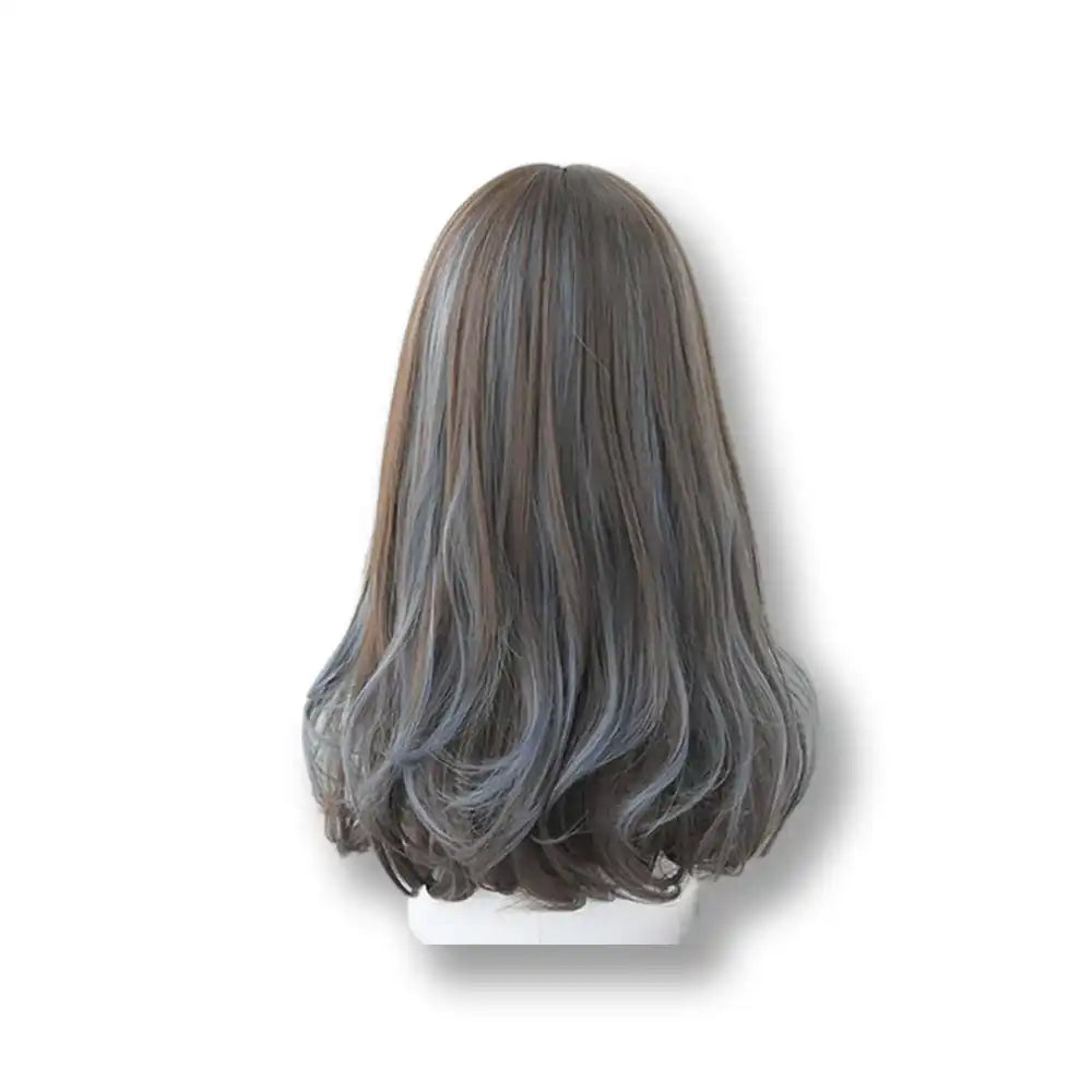 Vue arrière montrant le dégradé naturel d'une perruque brune aux pointes bleutées, l'alternative parfaite à une perruque blonde ou perruque rousse sur sissyshop.