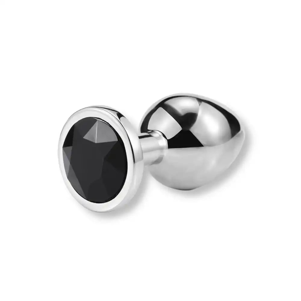 Plug anal en métal argenté sublimé par un strass noir intense à sa base, un plug anal en métal à la fois sobre et élégant sur sissyshop.