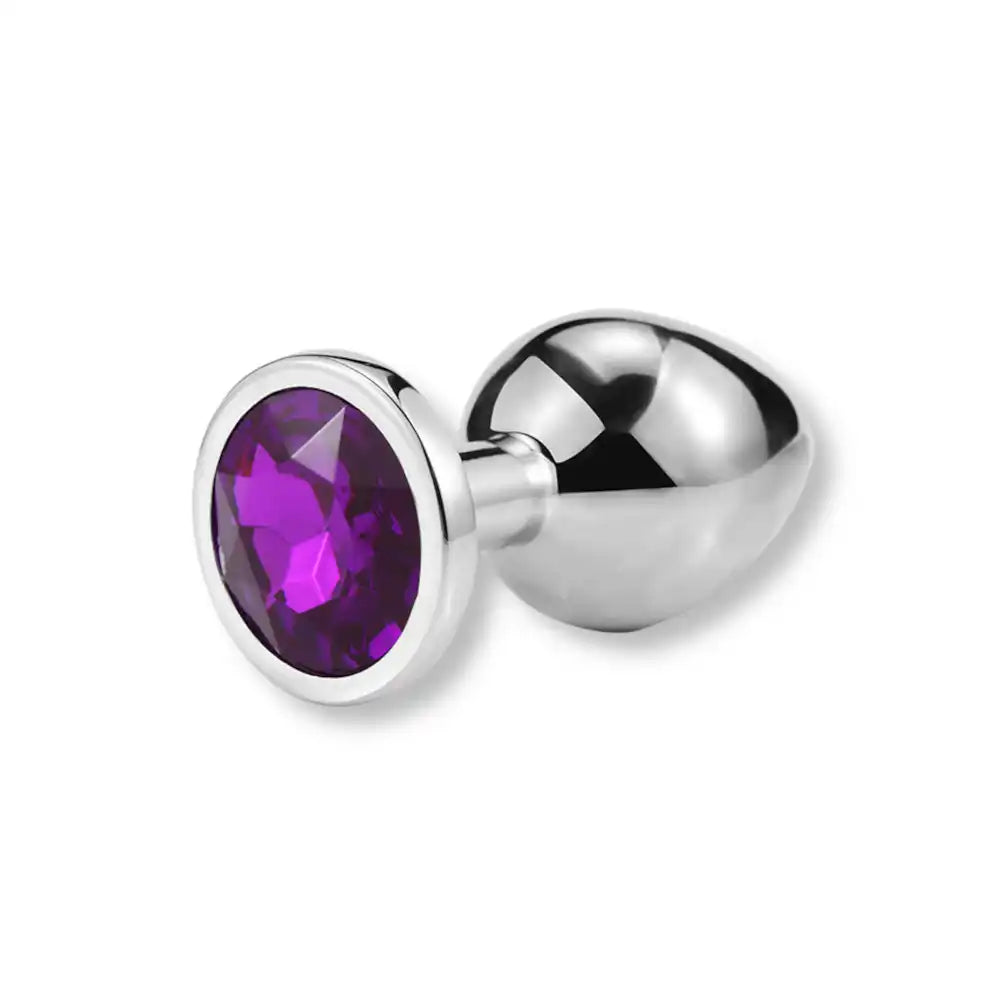 Plug anal en métal argenté décoré d'un magnifique strass violet, le modèle idéal pour agrémenter vos moments de sissification sur sissyshop.