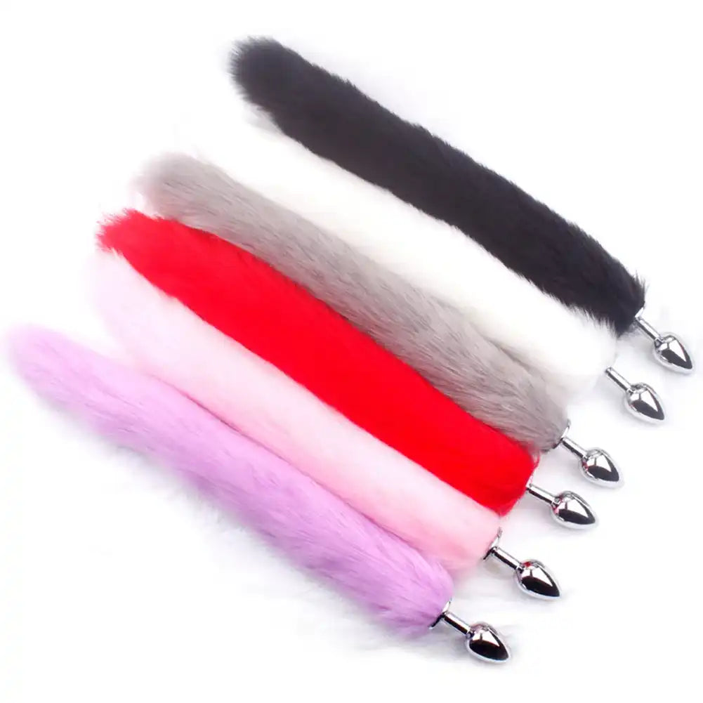 Plug anal en fourrure douce, disponible en rose, rouge, gris, blanc et noir, pour sissification et fétichisme sur Sissyshop