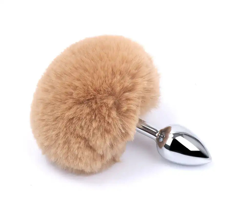 Plug anal en métal brillant avec pompon en fourrure beige pour sissification et fétichisme sur Sissyshop