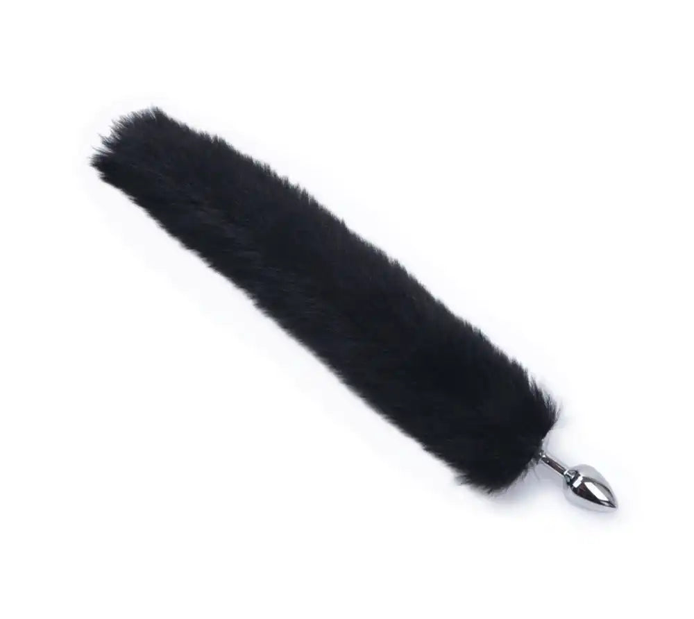 Plug anal en métal chromé avec fourrure noire pour sissification et fétichisme, idéal pour la soumission sexuelle sur Sissyshop