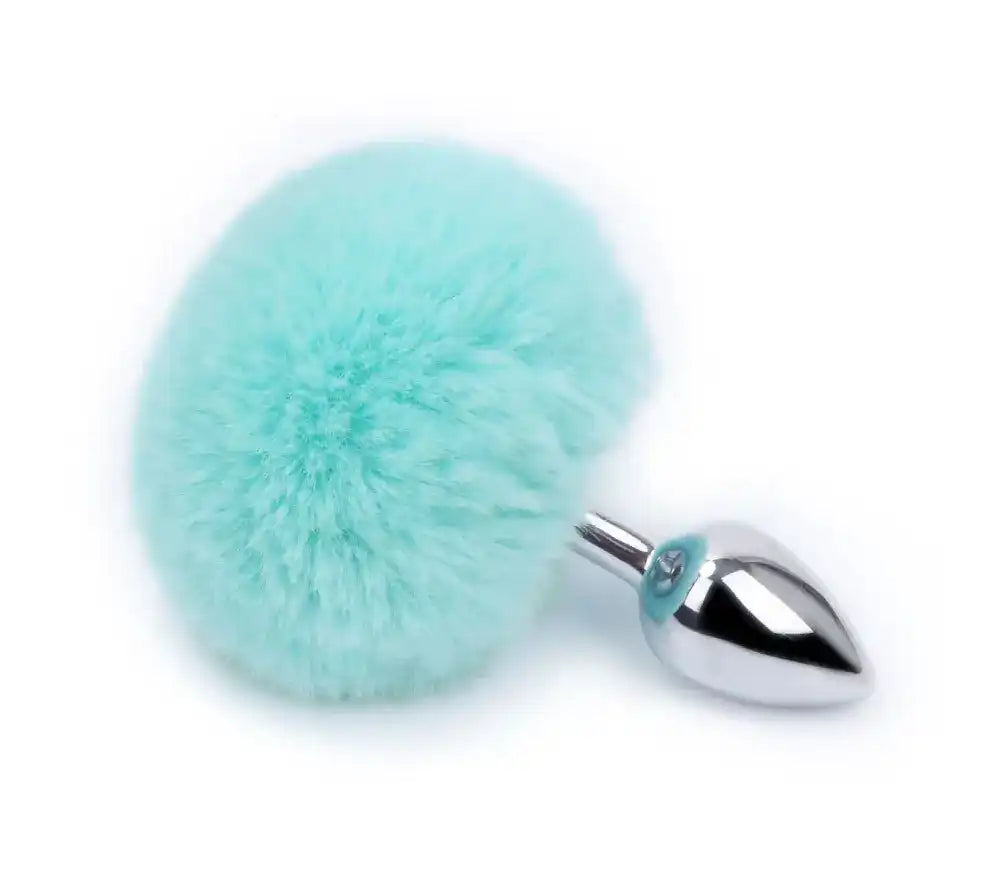 Plug anal en métal argenté avec pompon turquoise doux pour sissification et fétichisme sur Sissyshop