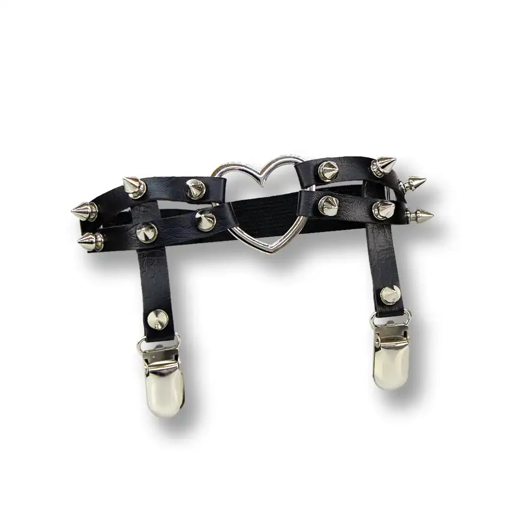 Ceinture en cuir noir avec piques argentées et cœur métallique pour sissification et fétichisme BDSM, sur Sissyshop