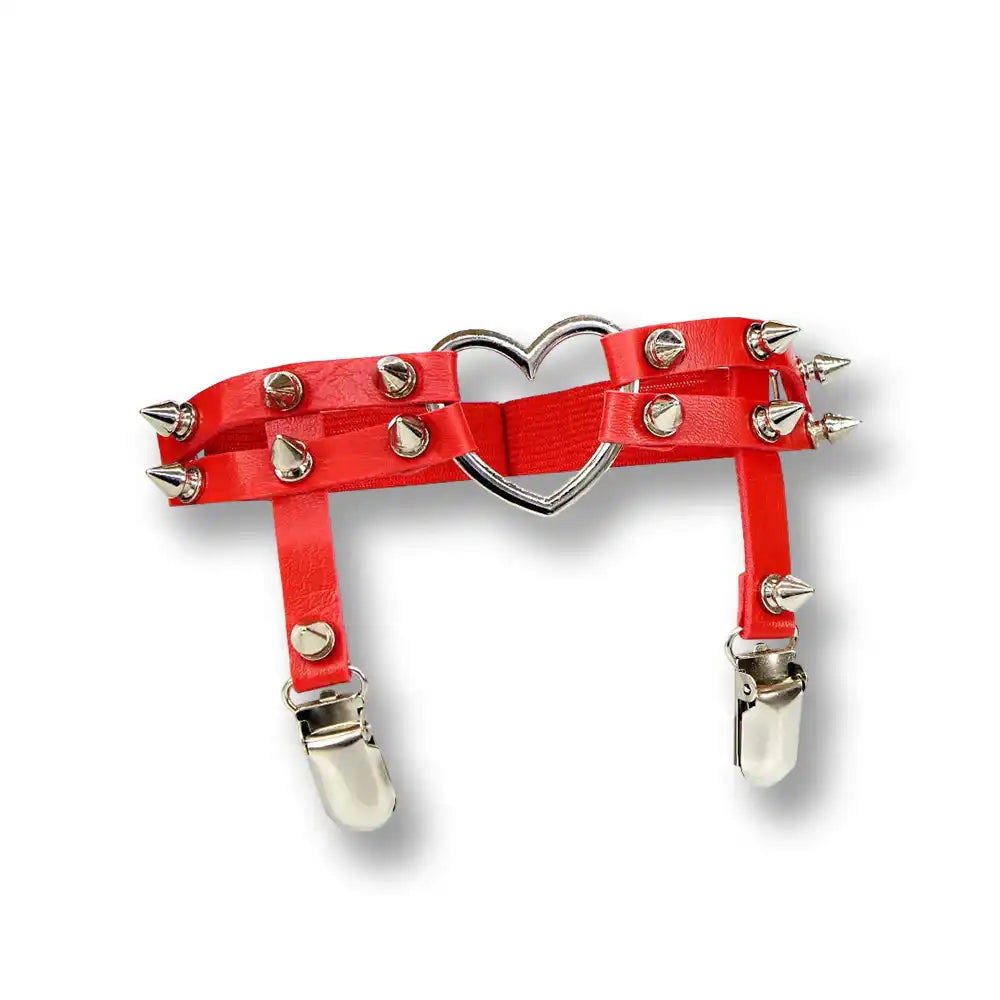 Ceinture rouge en cuir avec piques métalliques et cœur, idéale pour la sissification et le fétichisme BDSM sur Sissyshop