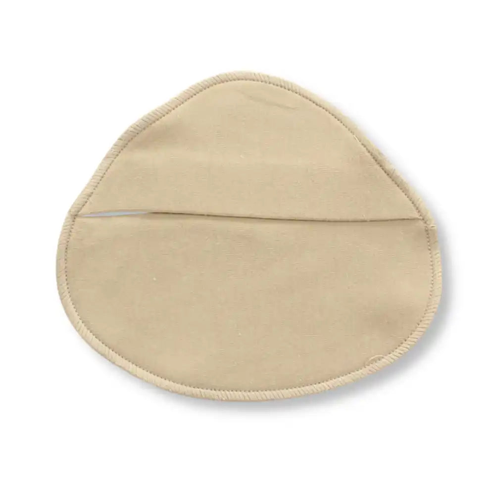 Housse de protection en tissu beige incluse avec la prothèse en silicone, idéale pour insérer facilement vos faux seins pour homme ou travesti dans un soutien-gorge sissyshop.