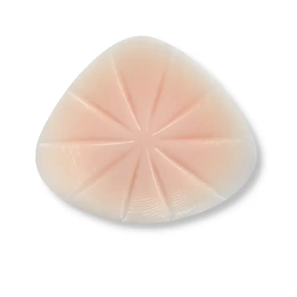 Vue arrière texturée d'une prothèse mammaire silicone, conçue pour épouser parfaitement le torse et offrir de magnifiques seins silicone réalistes sur sissyshop.