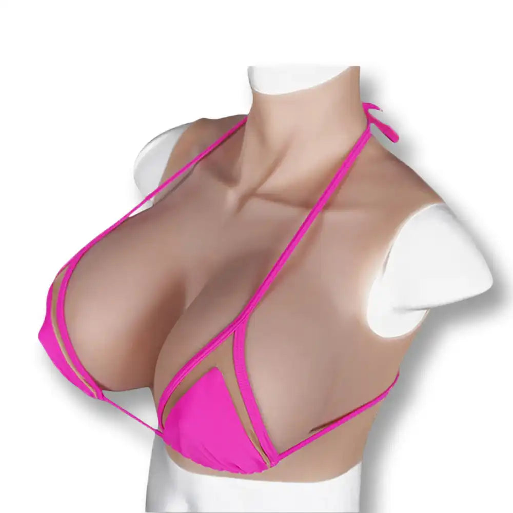 Aperçu de profil mettant en valeur le galbe naturel de ces faux seins silicone avec un maillot rose, une solution parfaite de faux seins pour travestie ou sissy disponible sur sissyshop.