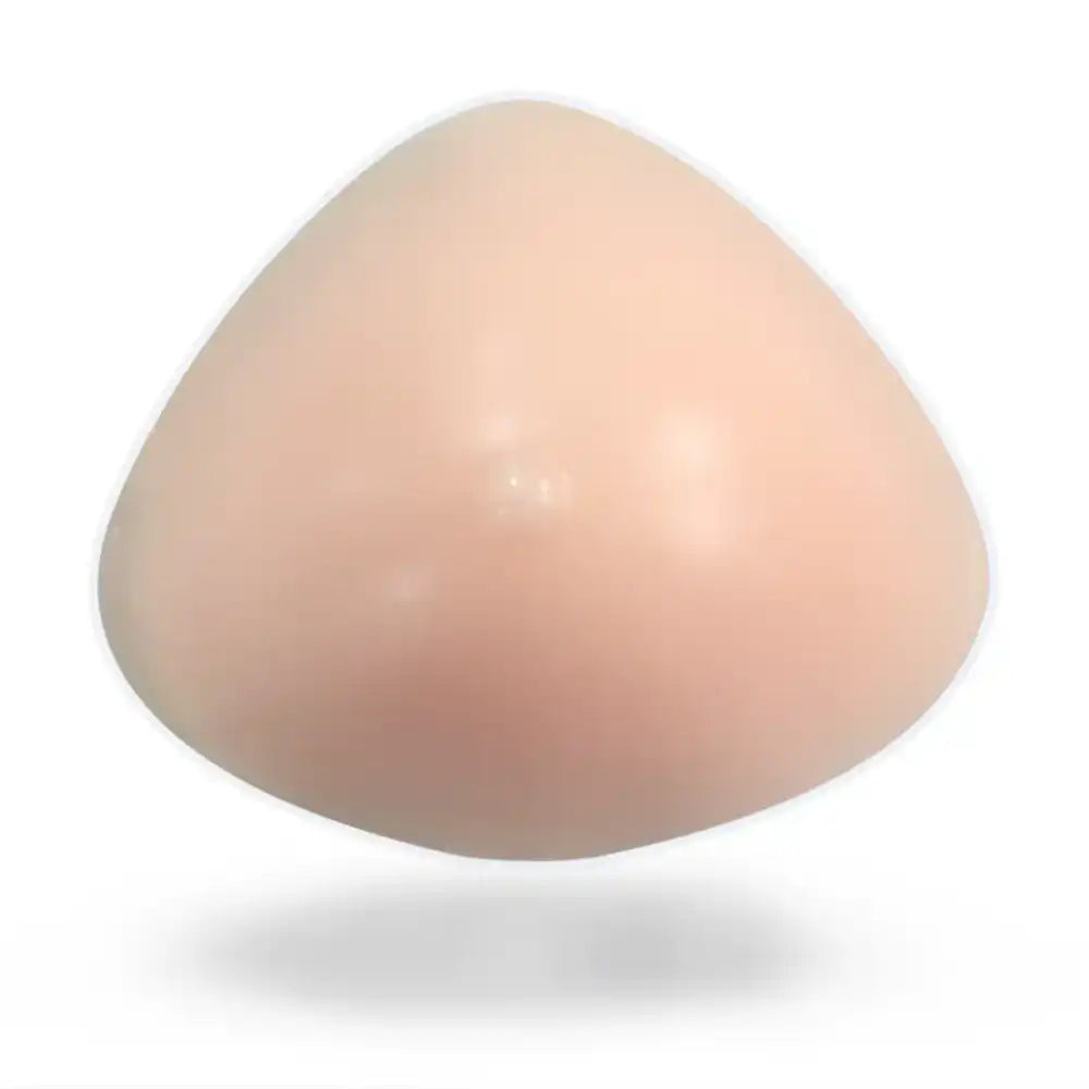 Vue de face d'une prothèse en silicone de forme triangulaire avec téton intégré, l'accessoire faux seins silicone indispensable pour une sissification réussie sur sissyshop.