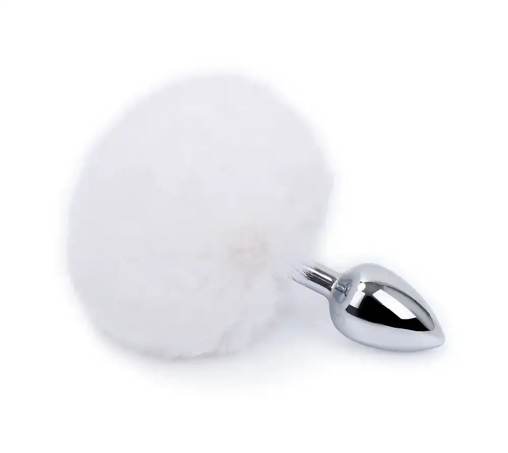 Plug anal en métal chromé avec pompon blanc, idéal pour la sissification et le fétichisme sur Sissyshop