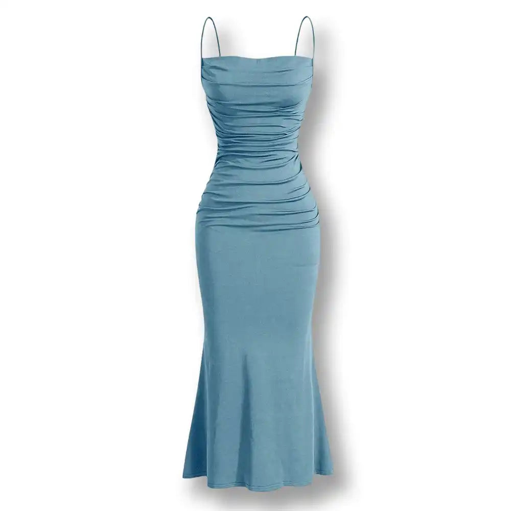 Robe longue et vaporeuse en bleu pastel présentée à plat, idéale pour un look doux et raffiné axé sur la féminisation.