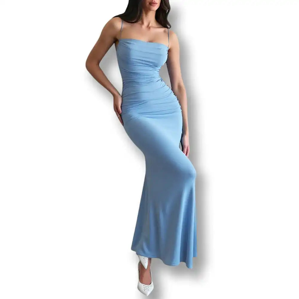 Modèle portant la longue robe bleu pastel cintrée, accessoire de mode alternative pour parfaire sa collection de sissy.