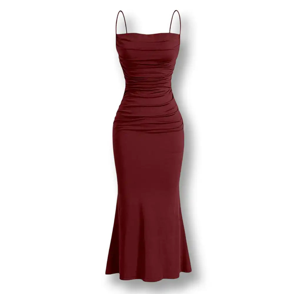 Robe longue et cintrée bordeaux à drapés subtils présentée à plat, parfaite pour affirmer sa féminité dans le cadre du fetishwear.