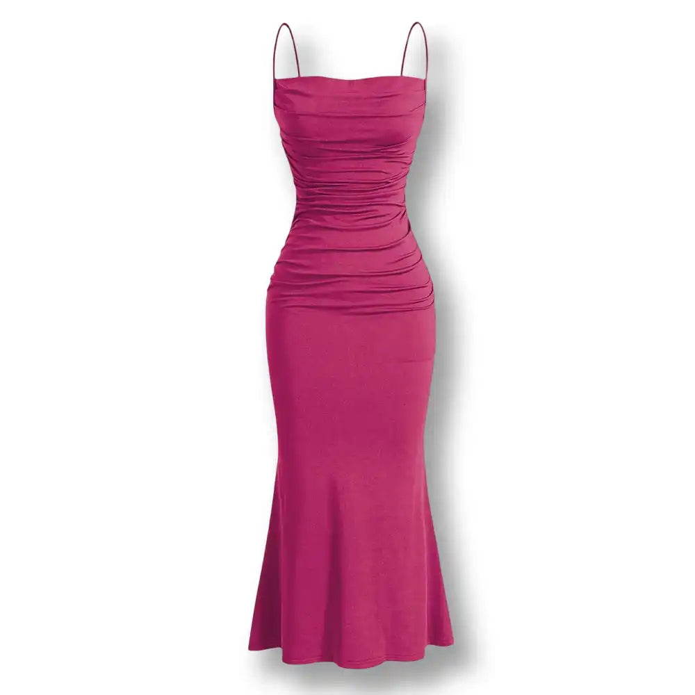 Robe longue moulante et élégante rose fuchsia à fines bretelles et effet drapé, pièce idéale pour les jeux de sissification et de féminisation.