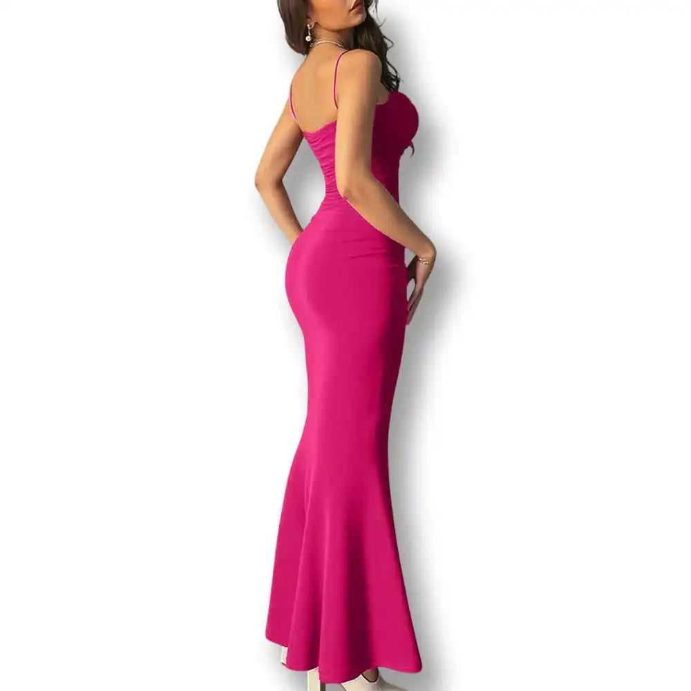 Modèle portant la robe longue rose fuchsia de profil, mettant en valeur la silhouette galbée pour une garde-robe de sissy.