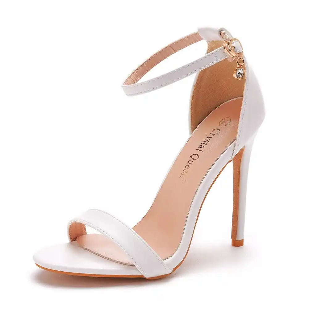 Sandales blanches à talons aiguilles pour la féminisation et le crossdressing, idéales pour la sissification sur Sissyshop