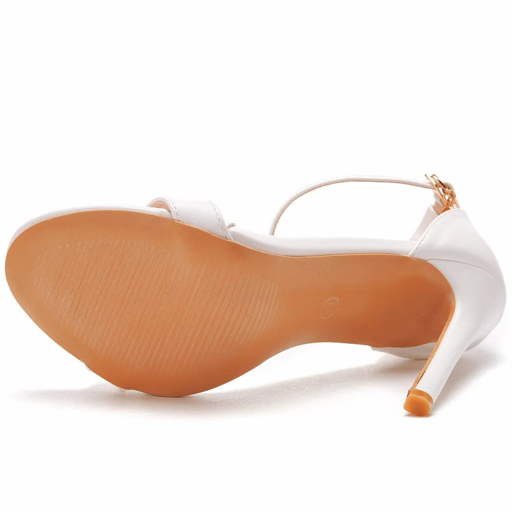 Escarpins blancs en cuir synthétique avec talon aiguille doré pour la féminisation et le crossdressing sur Sissyshop