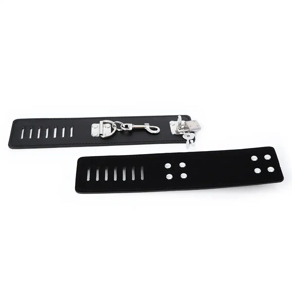 Vue à plat des sangles et attaches noires avec boucles métalliques pour barre d'écartement, idéal pour les jeux de rôle et la féminisation.