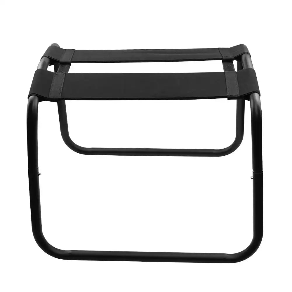Vue de face de la structure tubulaire robuste du siège d'entraînement pour plug anal et accessoires BDSM sur Le Sissyshop.