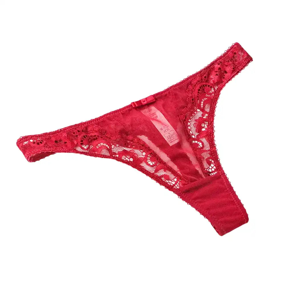 Slip string rouge en dentelle fine pour sissification et féminisation, idéal pour le fétichisme et le crossdressing sur Sissyshop