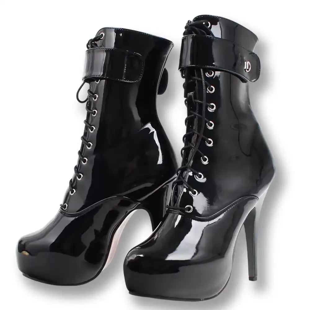 Bottines noires en latex brillant à lacets et talons aiguilles pour sissification et fétichisme, idéales pour la soumission sexuelle sur Sissyshop