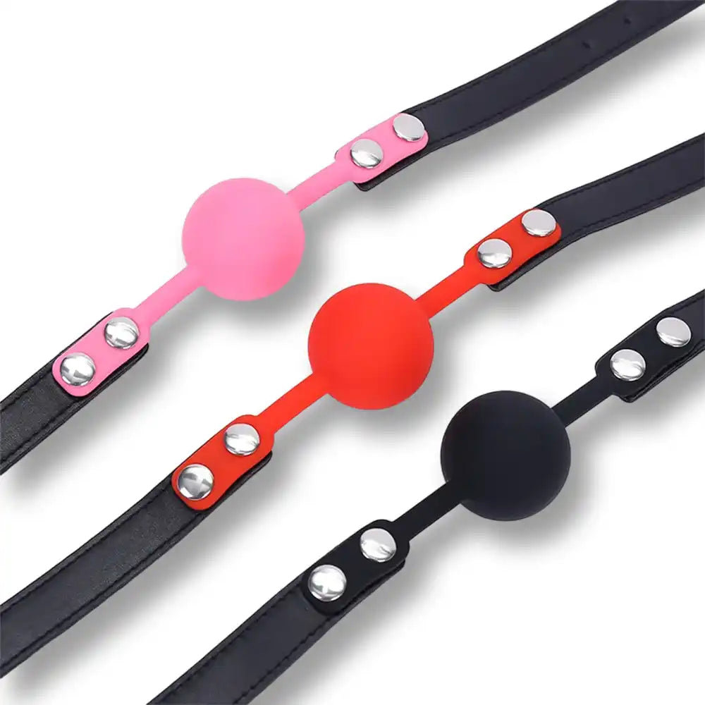 Plug anal en silicone rose, rouge et noir avec ceinture en cuir pour sissification et fétichisme sur Sissyshop